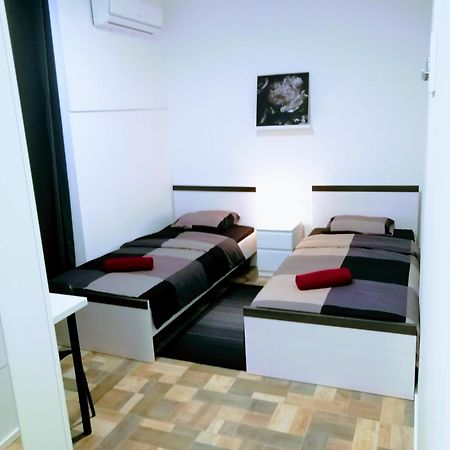 Zpula Center Studio Apartments Luaran gambar