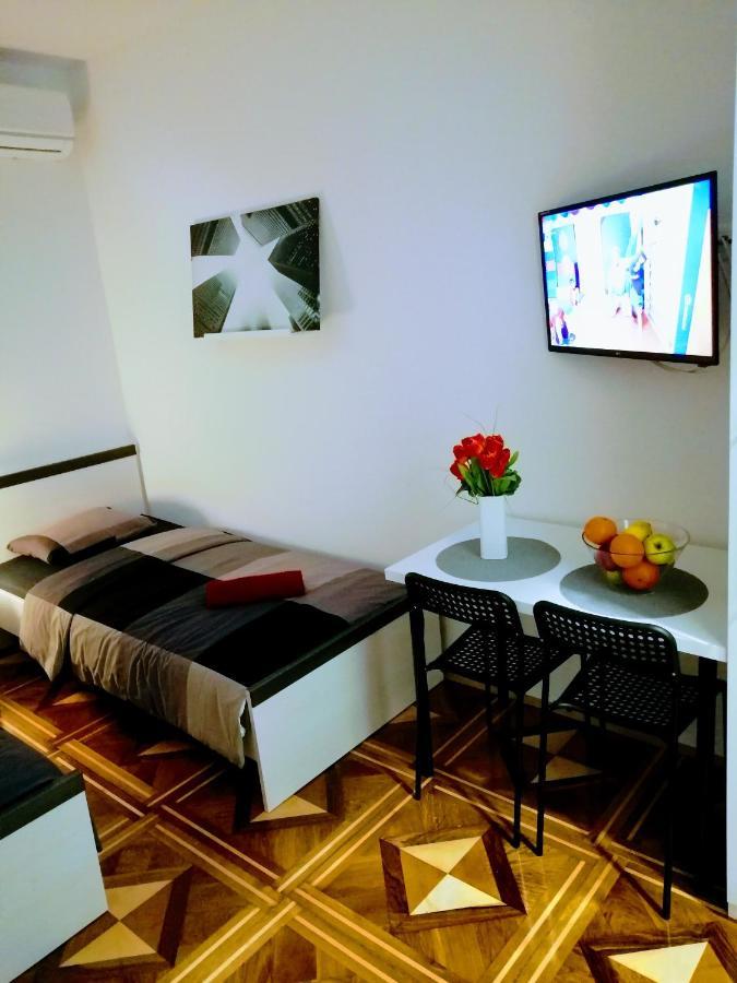 Zpula Center Studio Apartments Luaran gambar